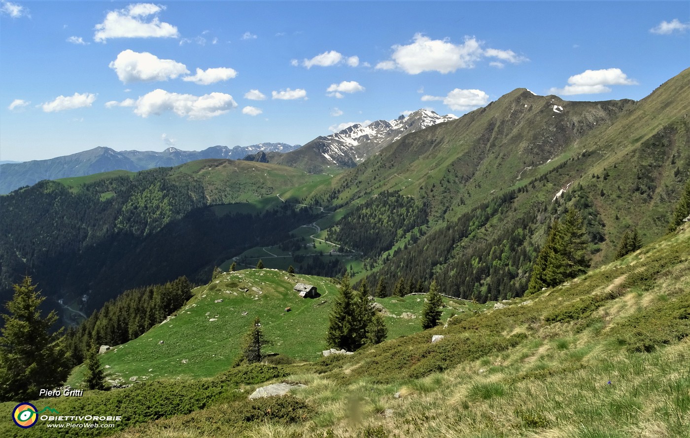 34 Vista sulla Baita Arletto e la valle per il Passo S. Marco.JPG -                                